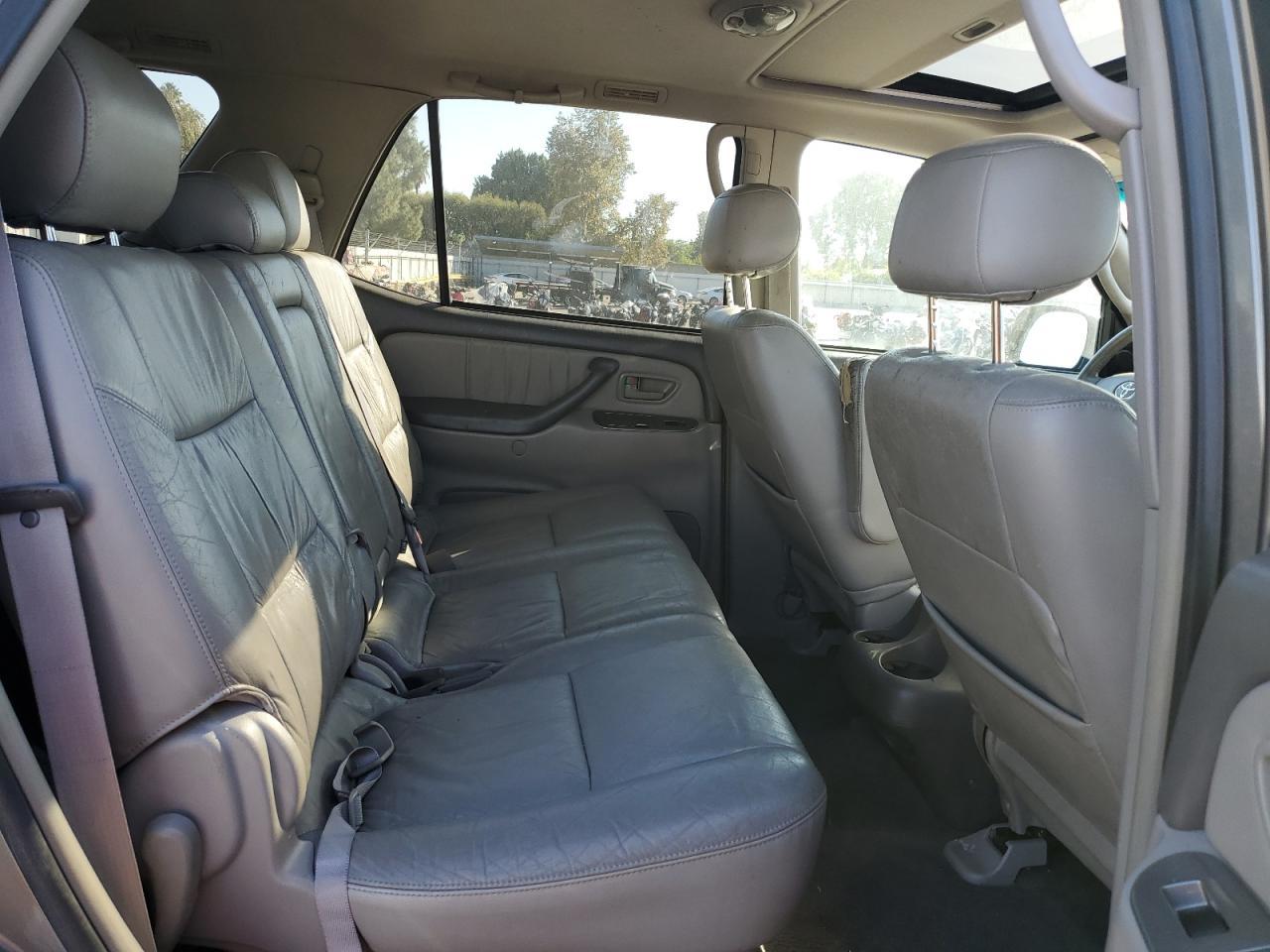 2004 TOYOTA Sequoia