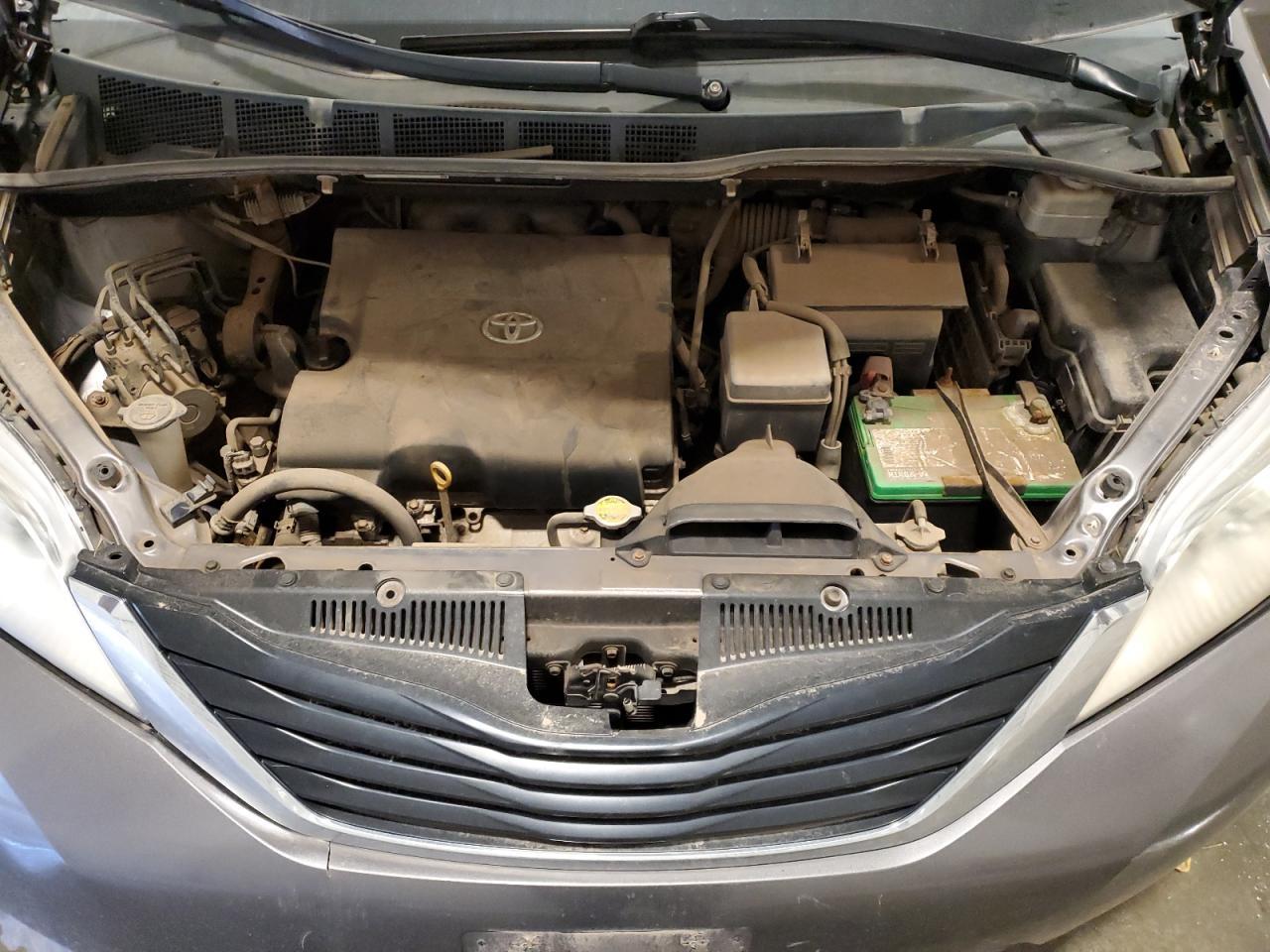 2011 TOYOTA SIENNA