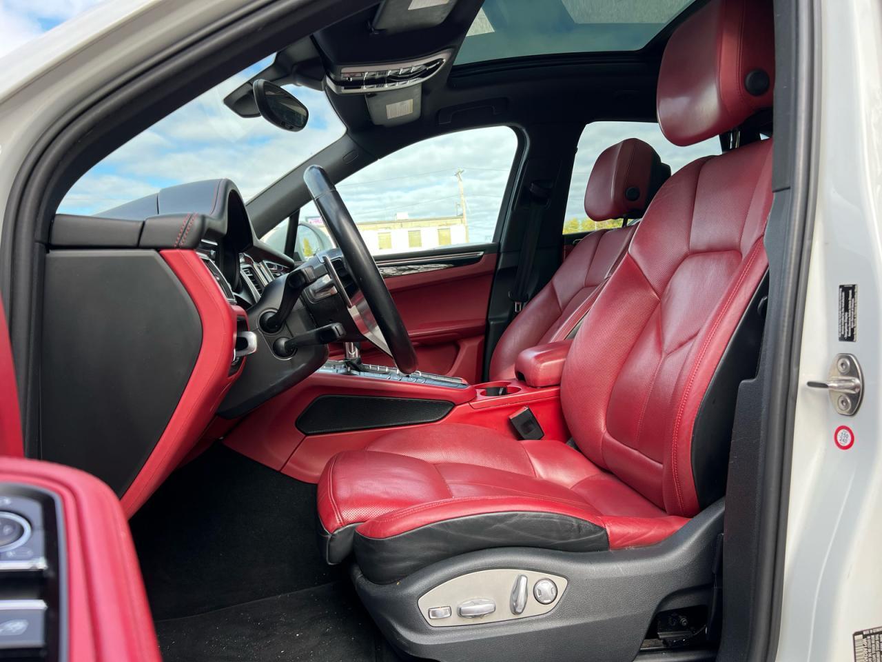 2016 PORSCHE Macan
