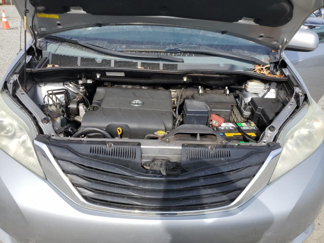 2011 TOYOTA SIENNA