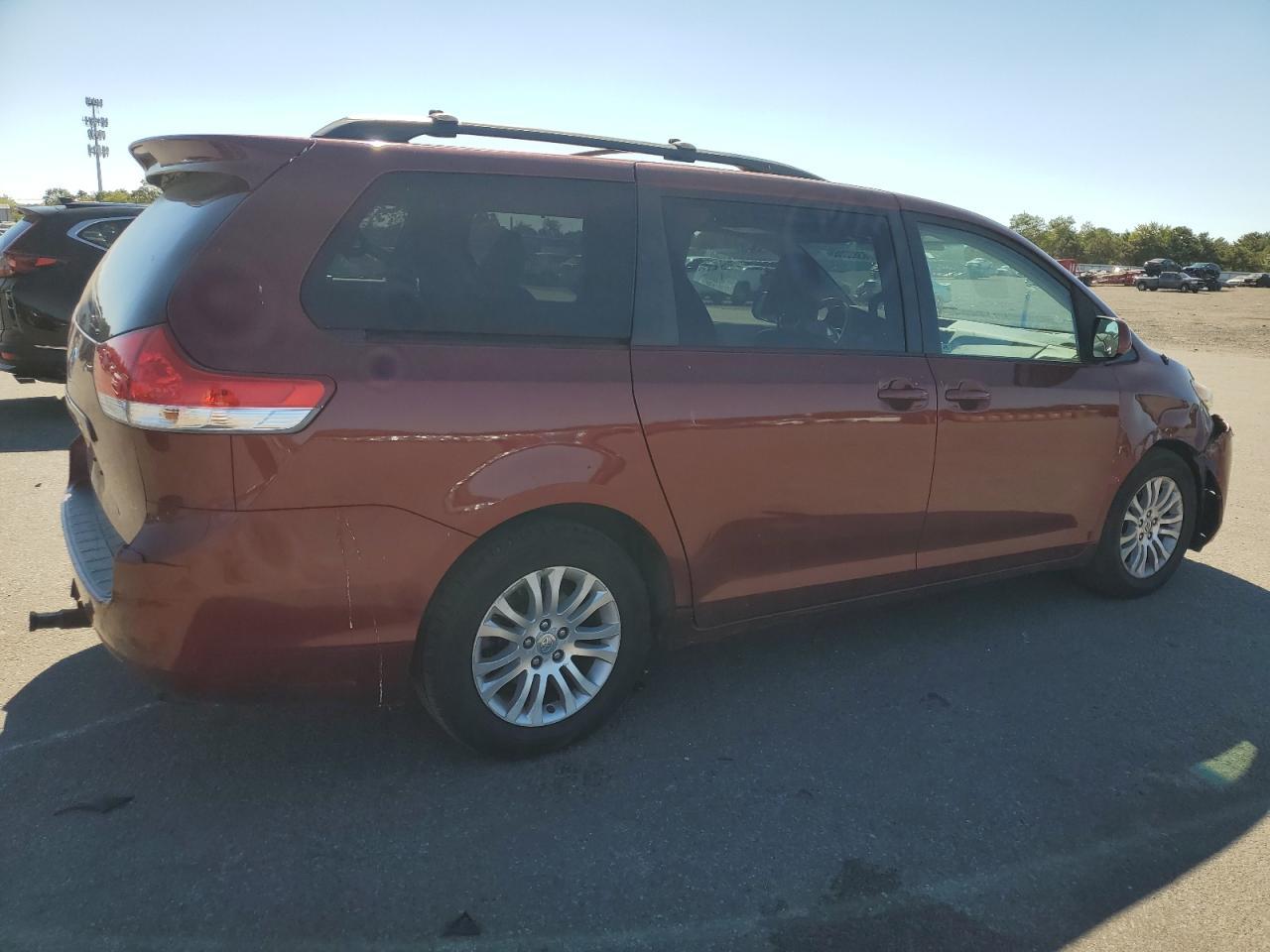 2011 TOYOTA SIENNA