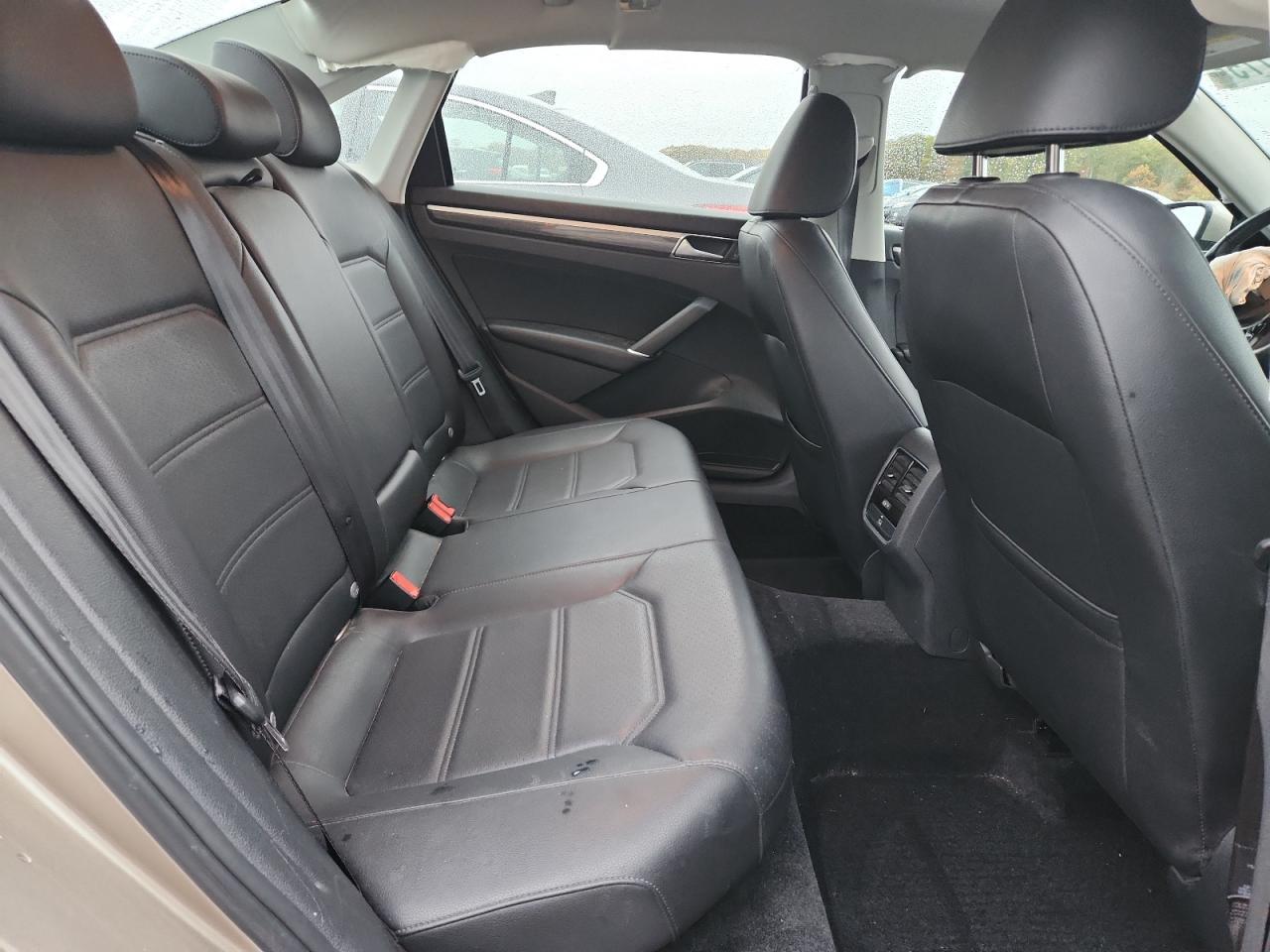 2016 VOLKSWAGEN Passat