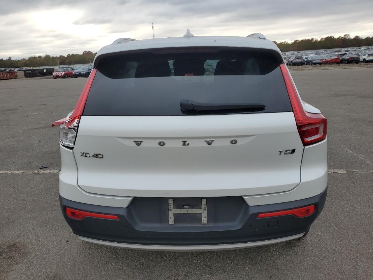 2021 VOLVO XC40