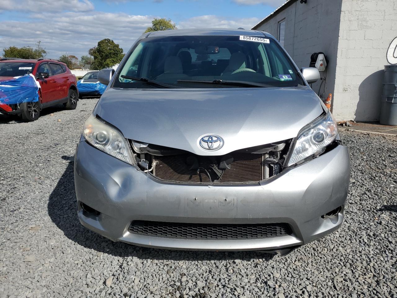 2011 TOYOTA SIENNA
