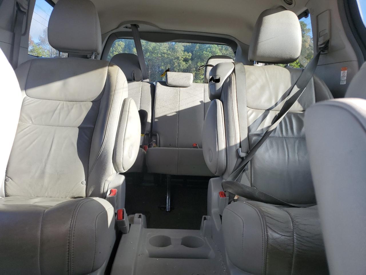 2016 TOYOTA SIENNA