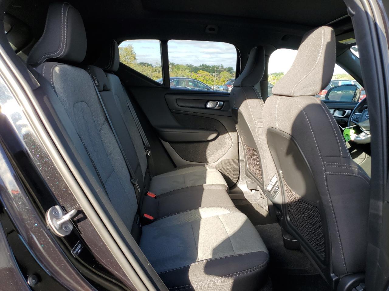 2024 VOLVO XC40