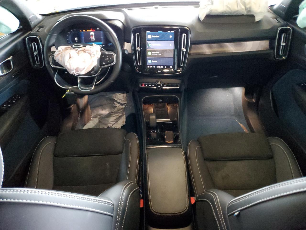 2023 VOLVO C40