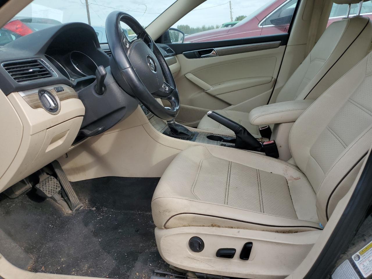 2016 VOLKSWAGEN Passat