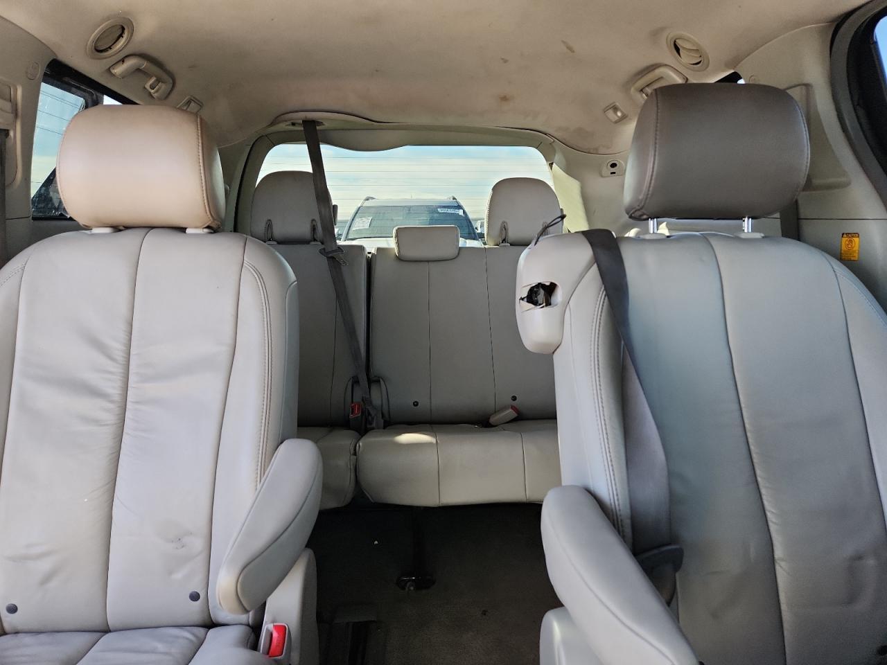 2011 TOYOTA SIENNA