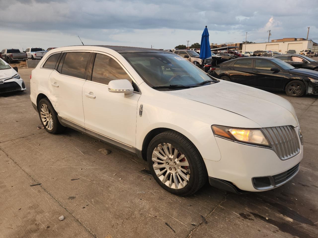 2011 LINCOLN MKT