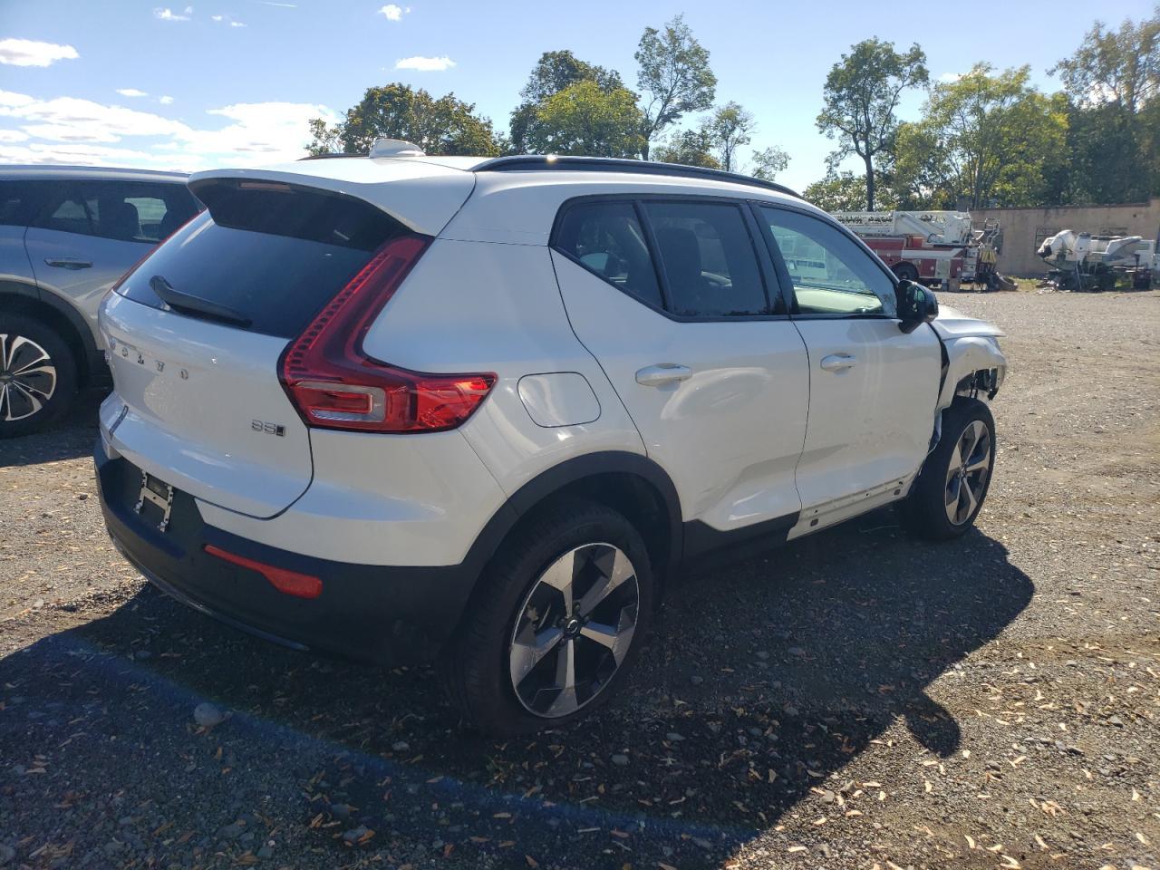 2025 VOLVO XC40