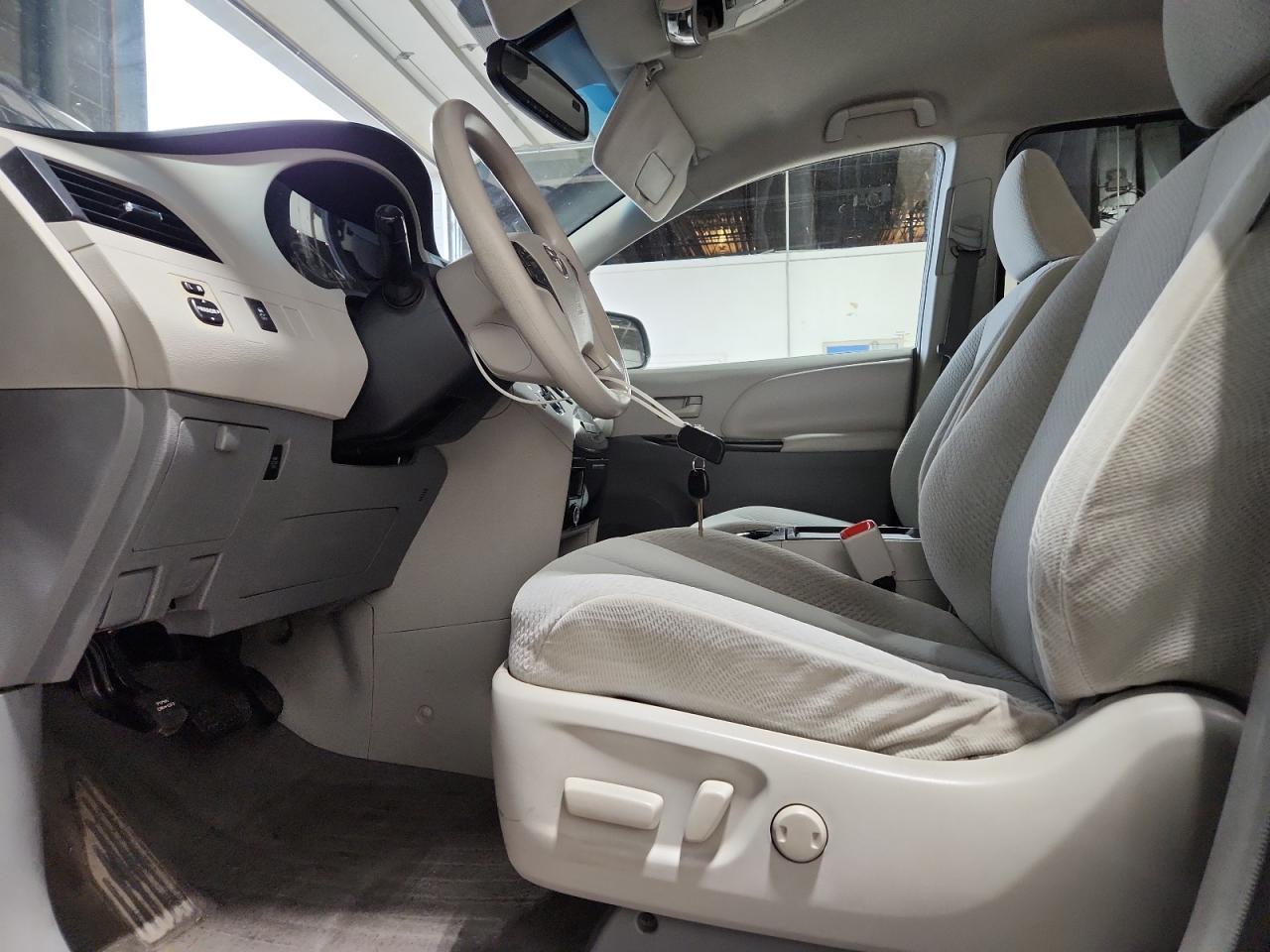 2011 TOYOTA SIENNA