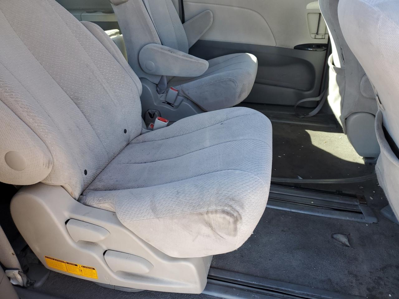 2011 TOYOTA SIENNA
