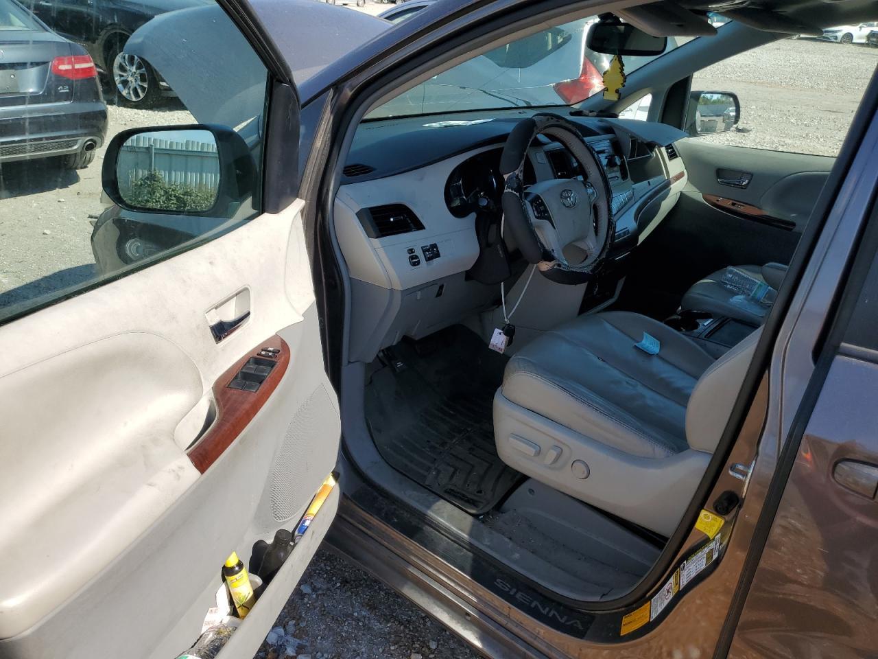 2012 TOYOTA SIENNA