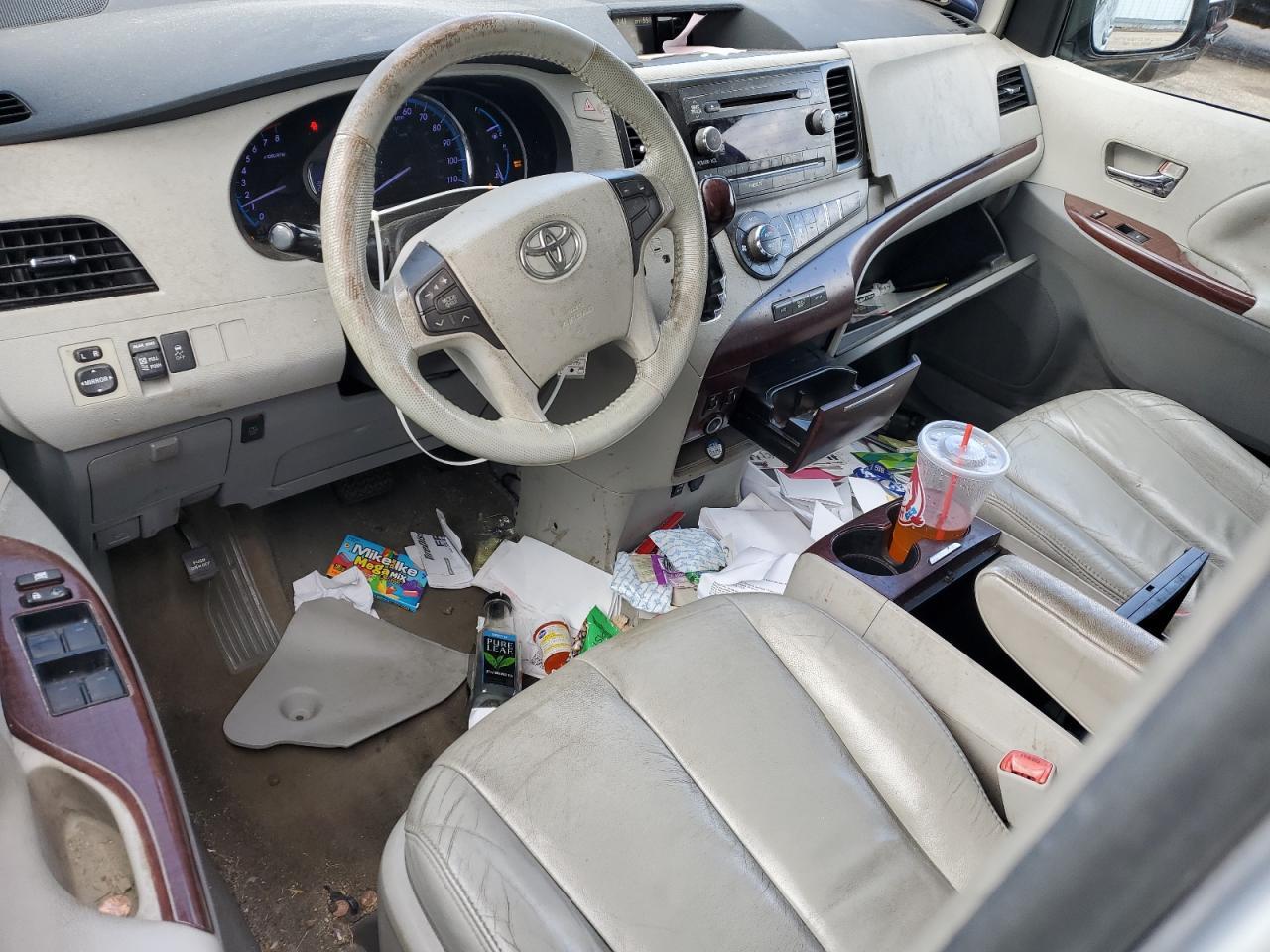 2011 TOYOTA SIENNA