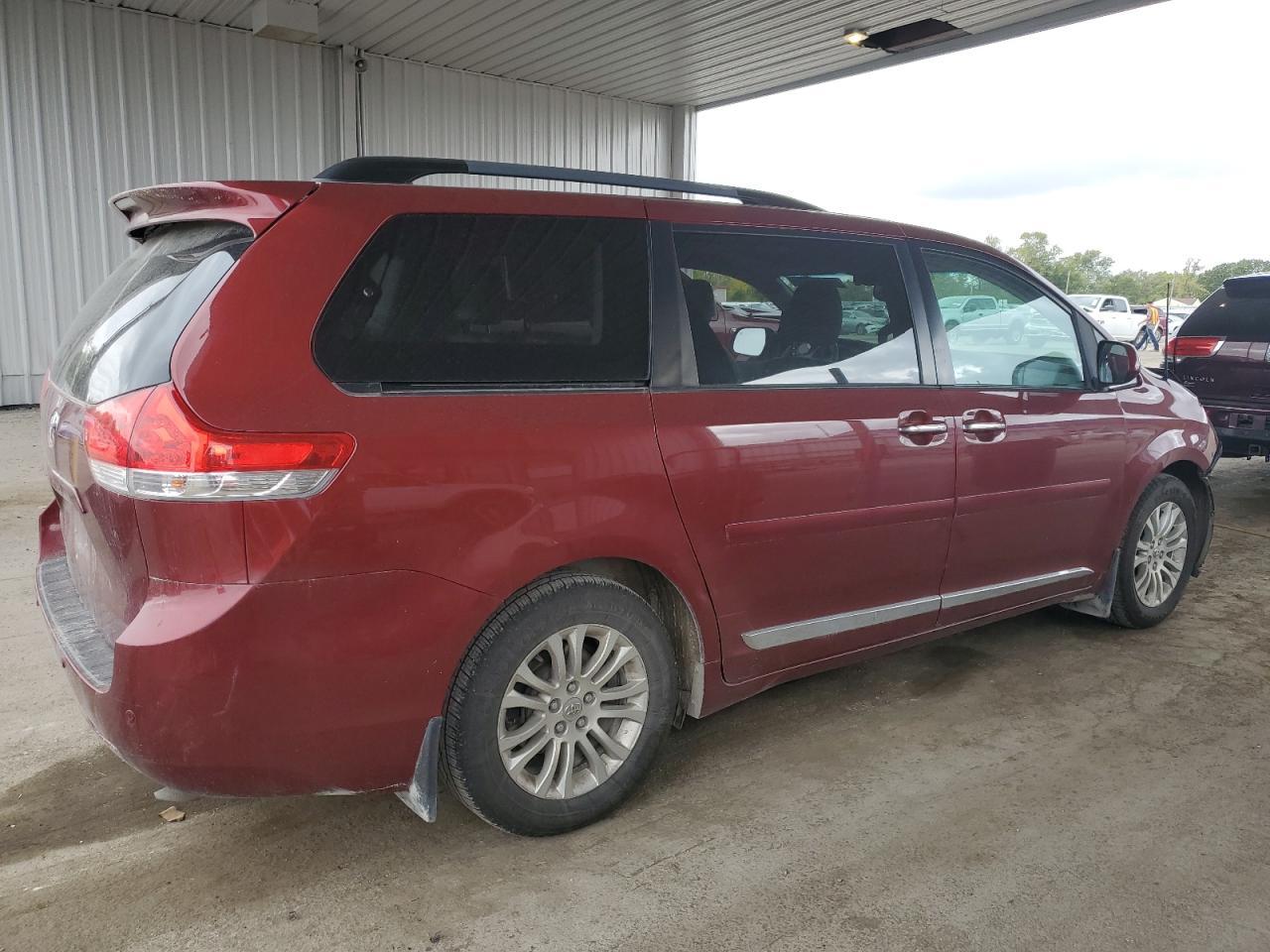 2013 TOYOTA SIENNA