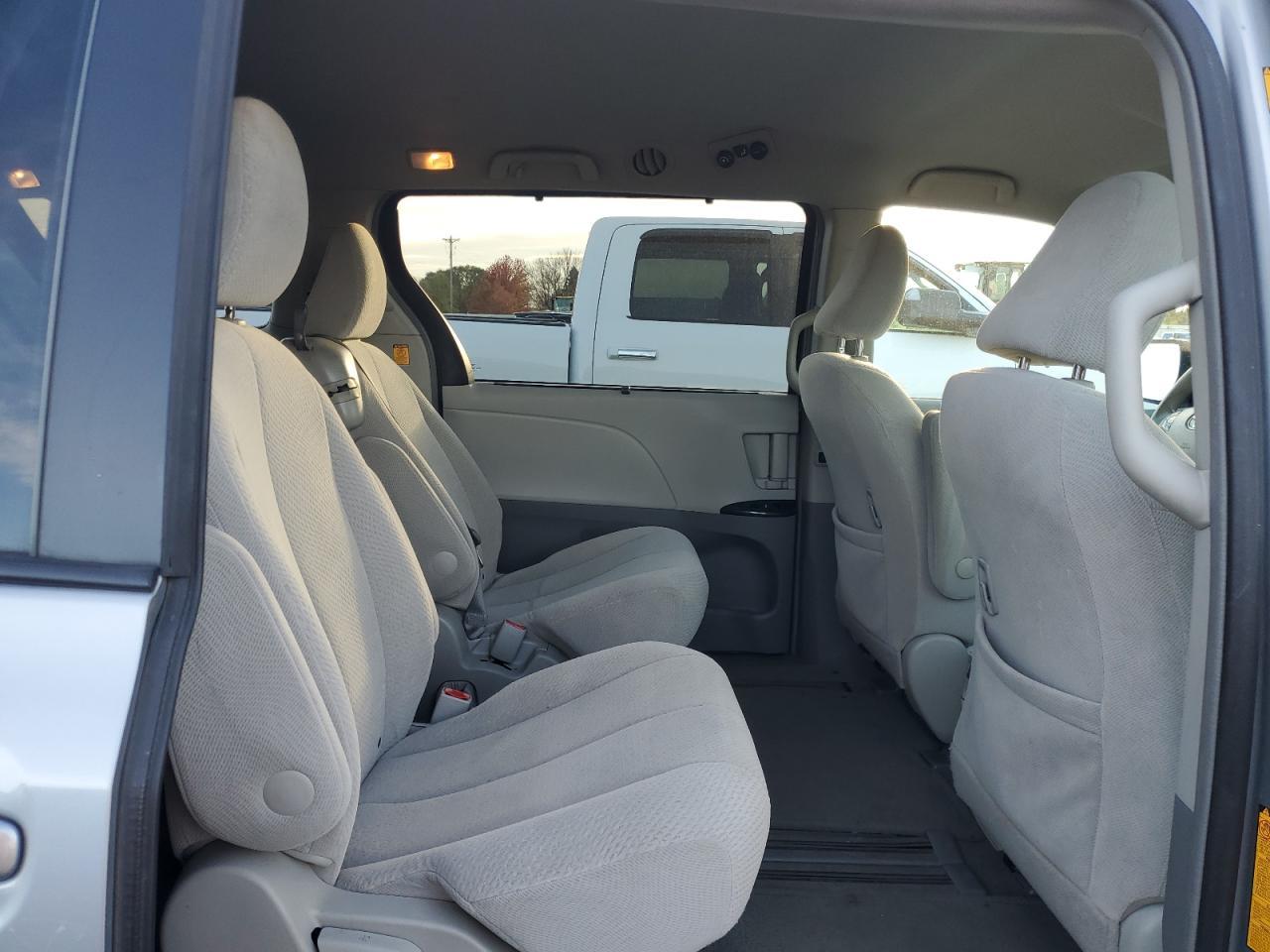 2011 TOYOTA SIENNA