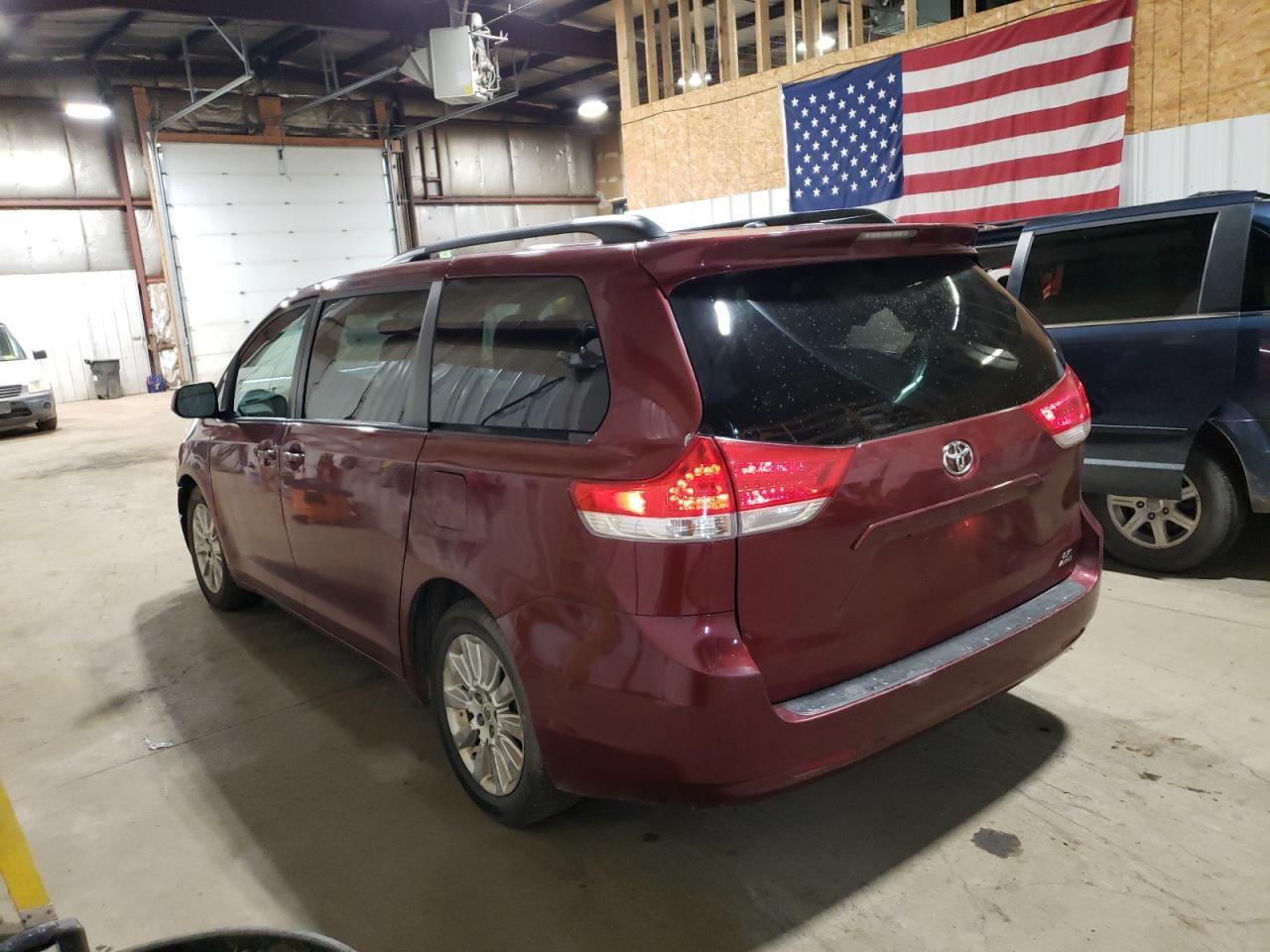 2011 TOYOTA SIENNA