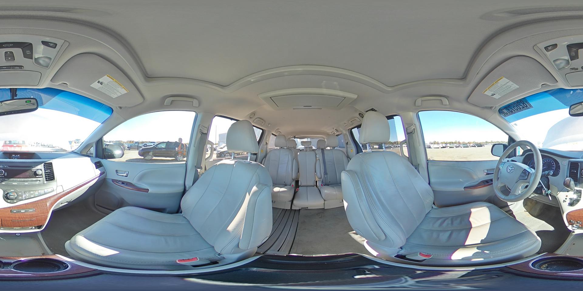 2011 TOYOTA SIENNA