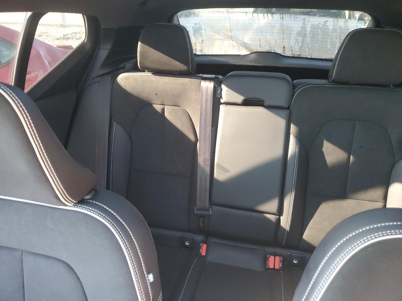 2022 VOLVO XC40