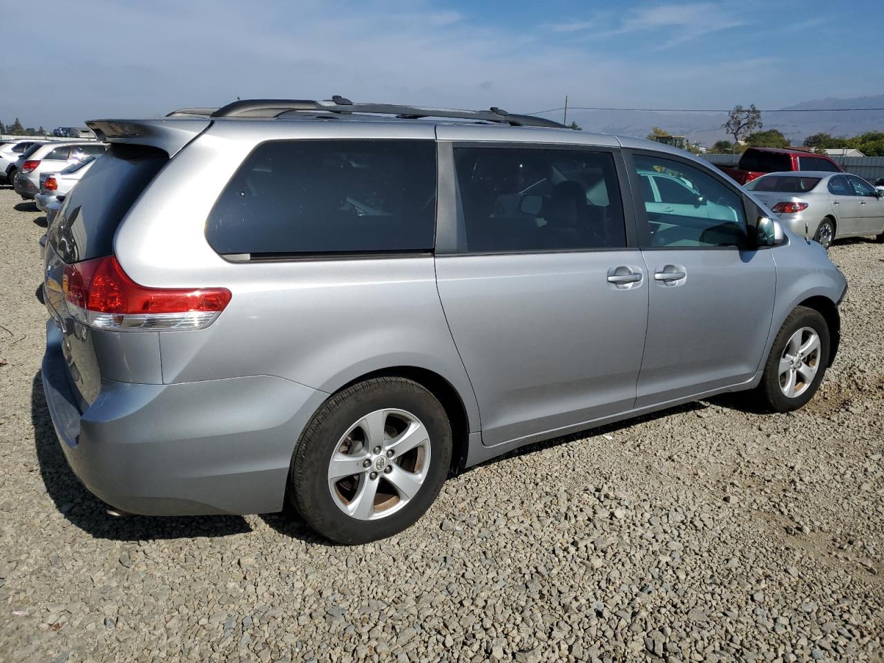 2011 TOYOTA SIENNA