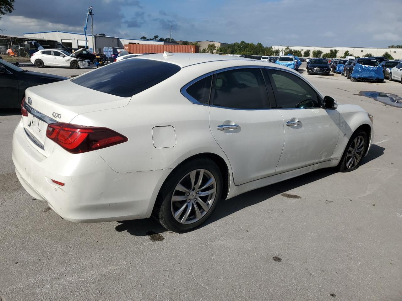 2017 INFINITI Q70