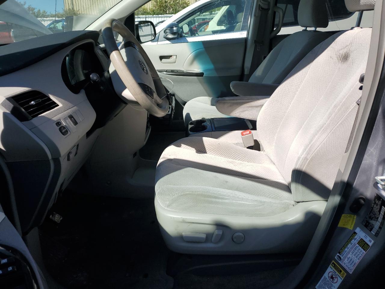 2011 TOYOTA SIENNA