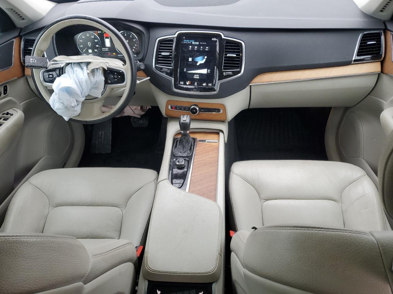 2022 VOLVO XC90