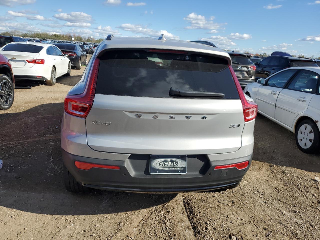 2025 VOLVO XC40