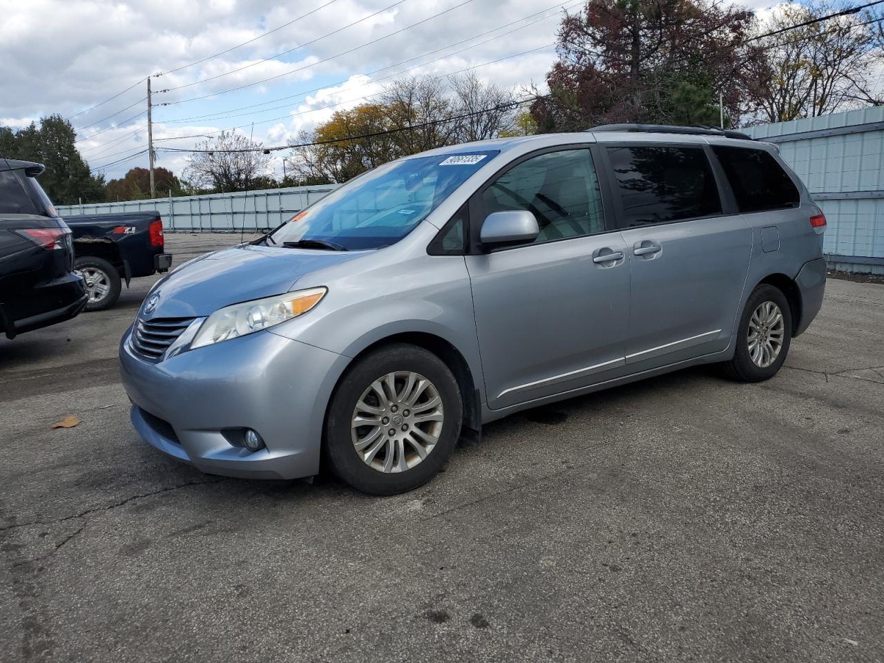 2011 TOYOTA SIENNA