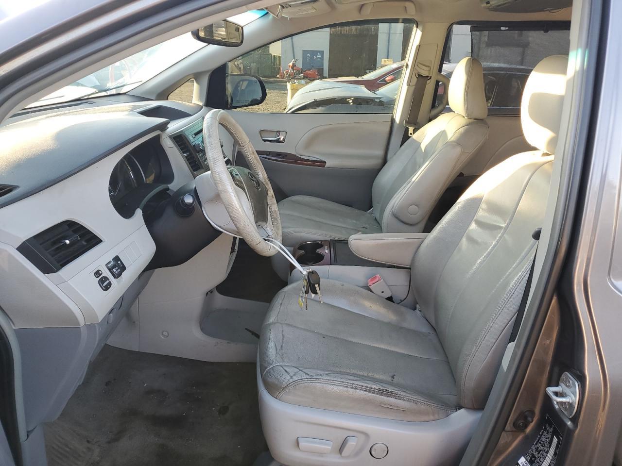 2014 TOYOTA SIENNA