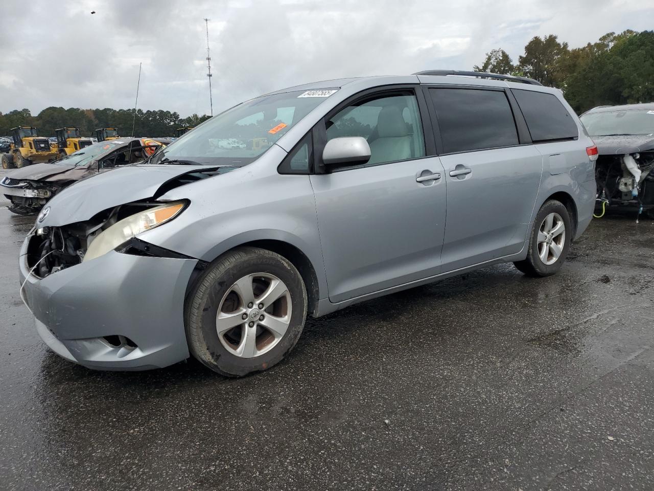 2013 TOYOTA SIENNA