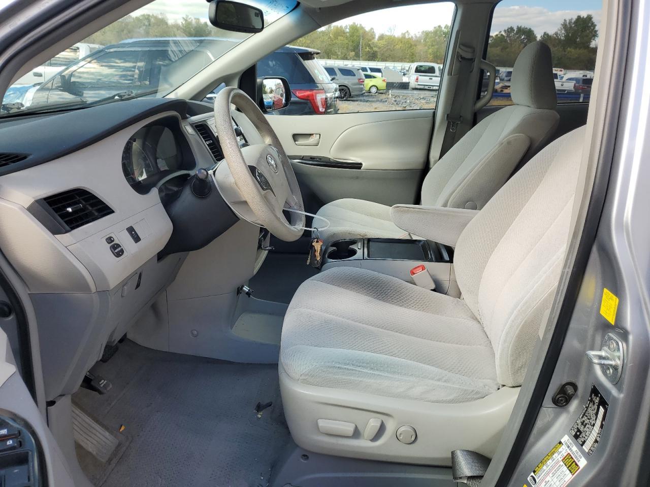 2011 TOYOTA SIENNA