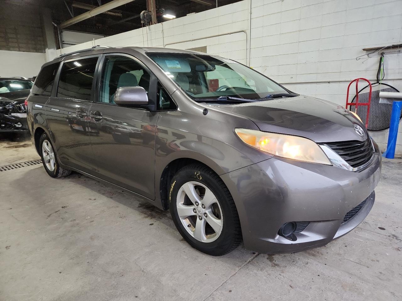 2011 TOYOTA SIENNA