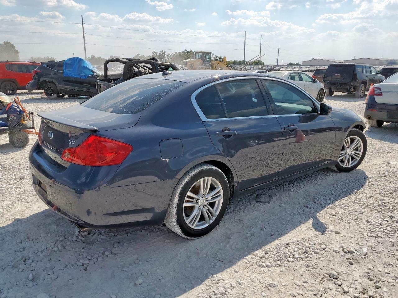 2011 INFINITI G37