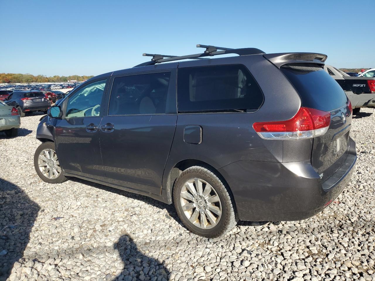 2011 TOYOTA SIENNA