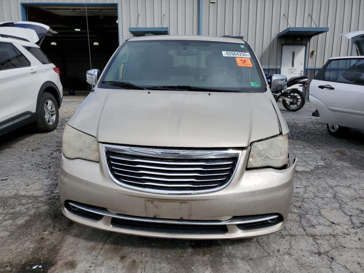 2012 CHRYSLER Town & Country