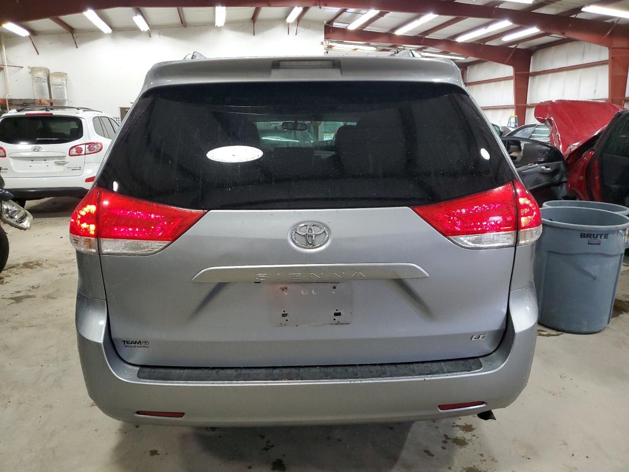 2012 TOYOTA SIENNA