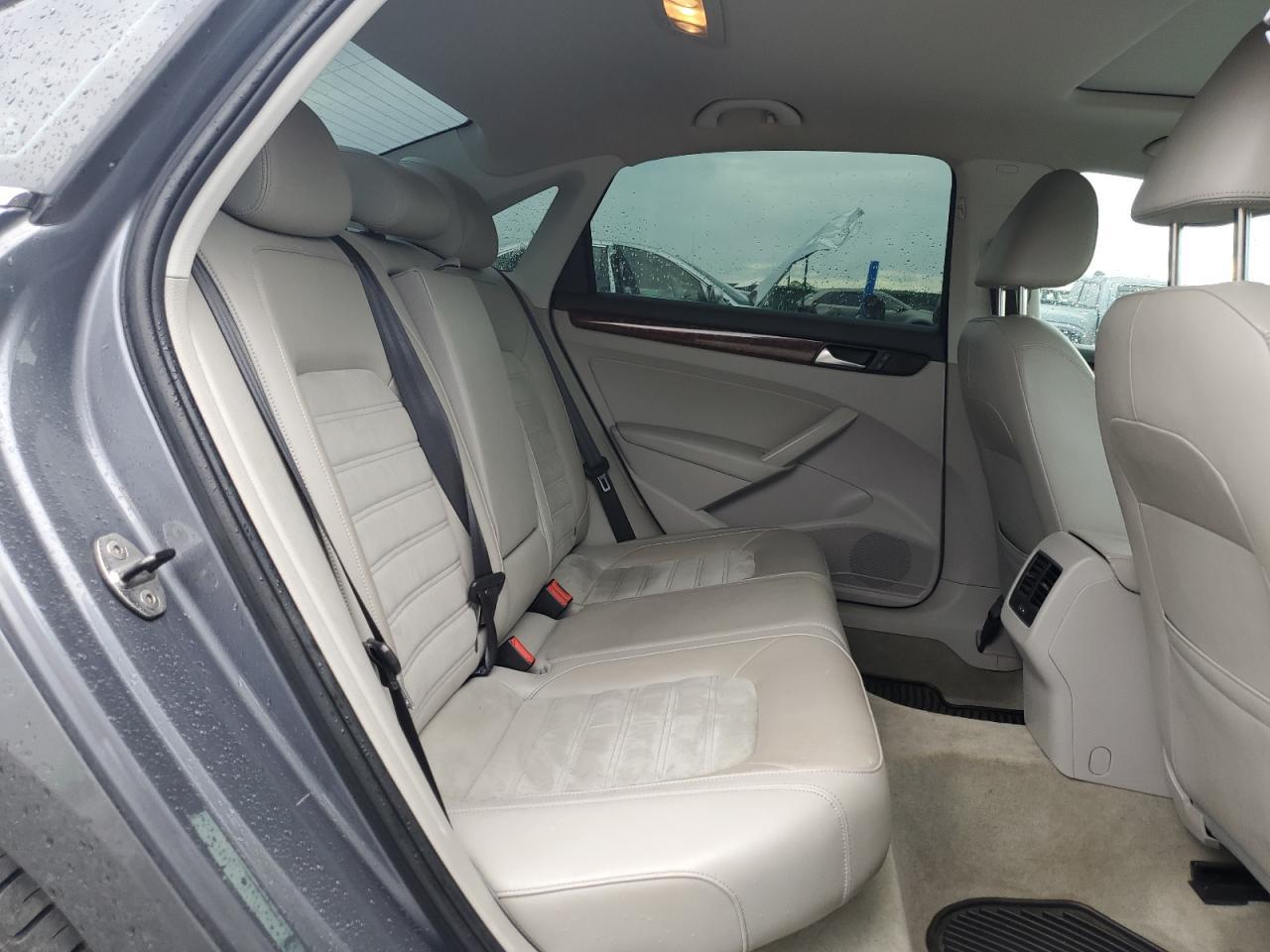 2013 VOLKSWAGEN Passat