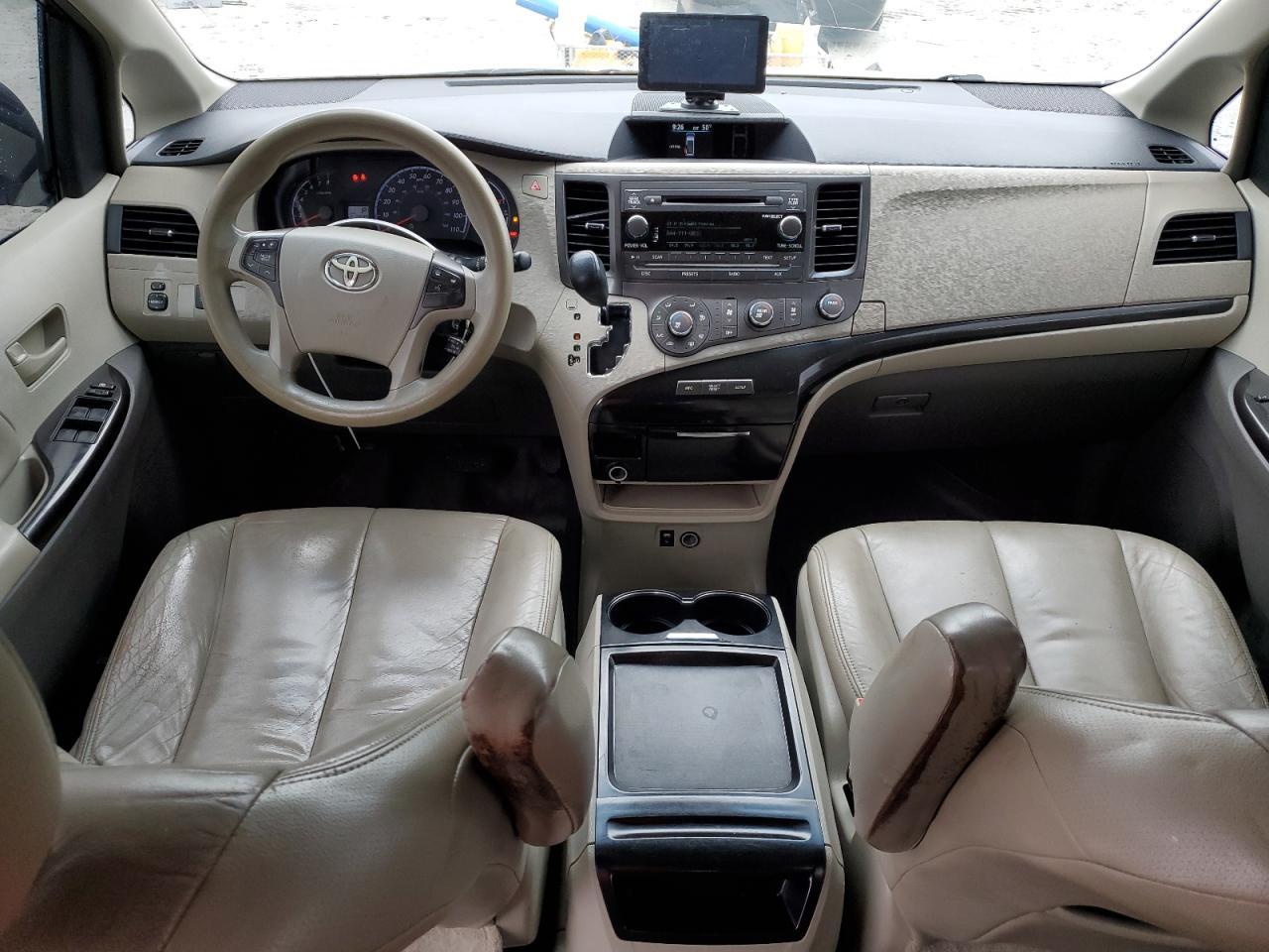 2011 TOYOTA SIENNA