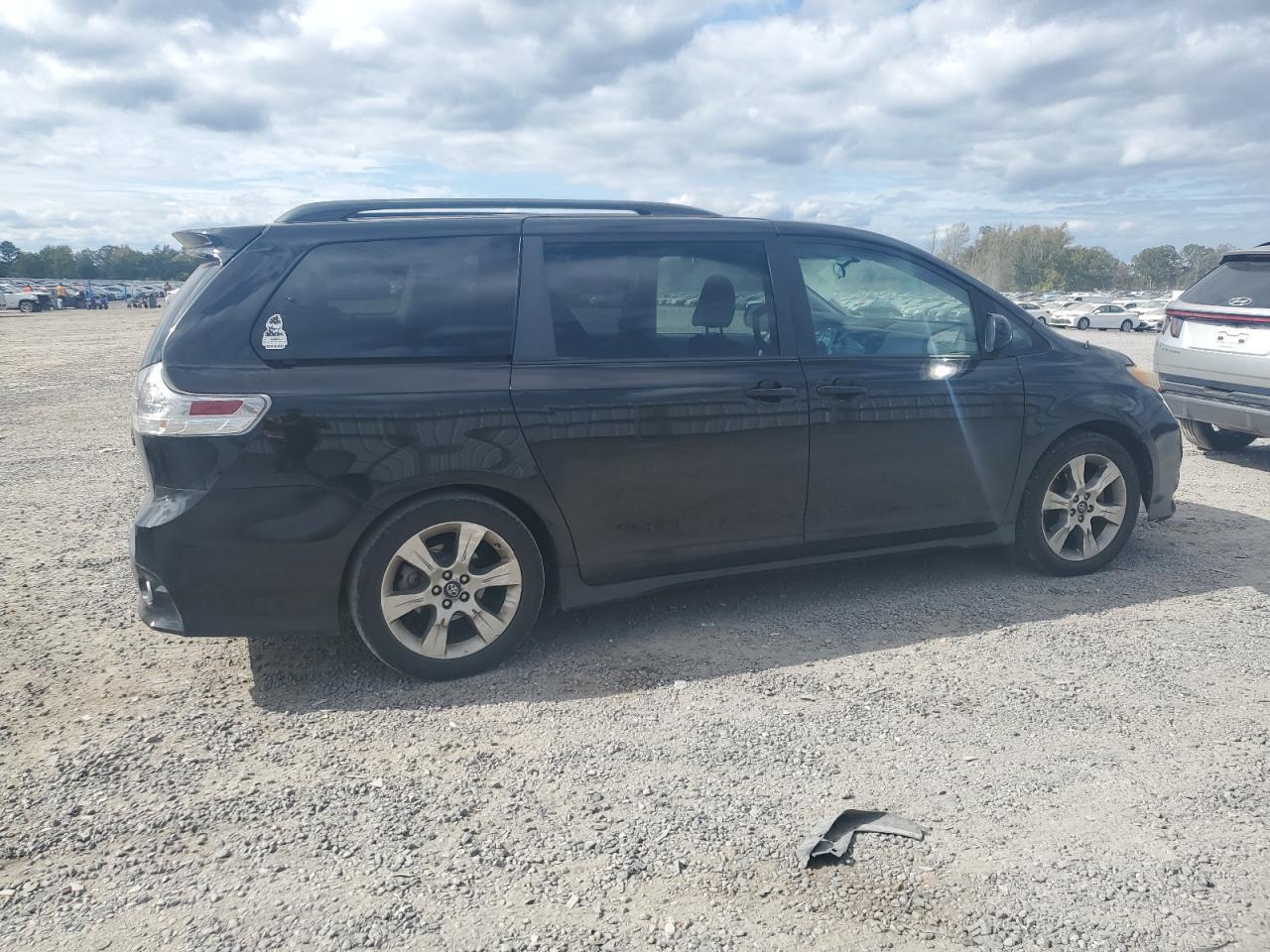2011 TOYOTA SIENNA