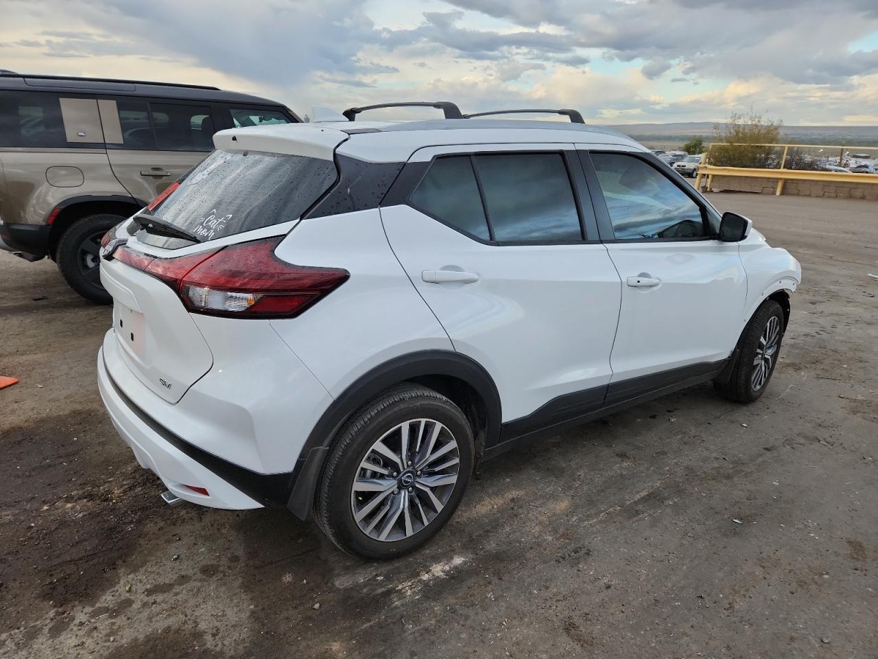 2024 NISSAN KICKS