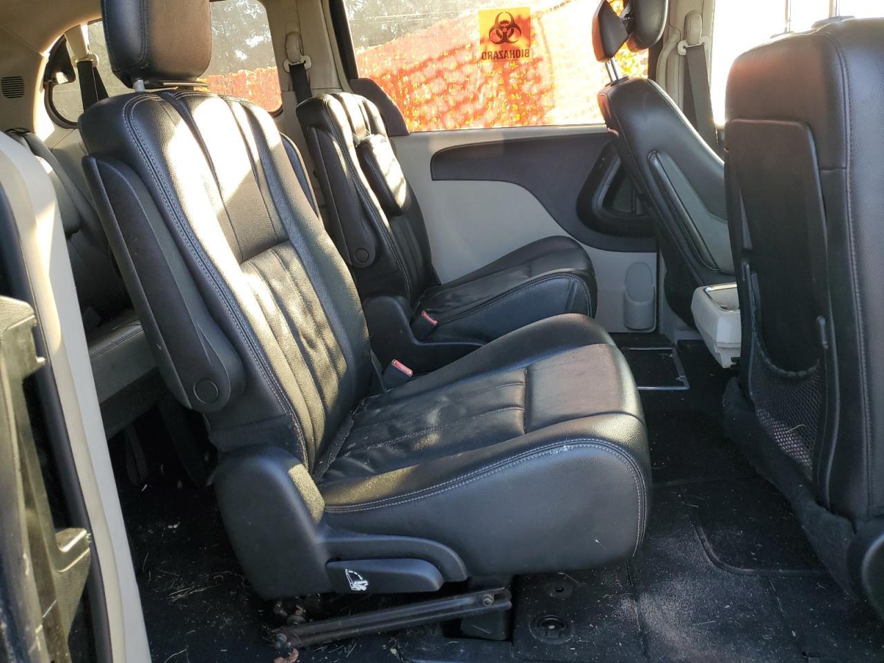 2014 CHRYSLER Town & Country