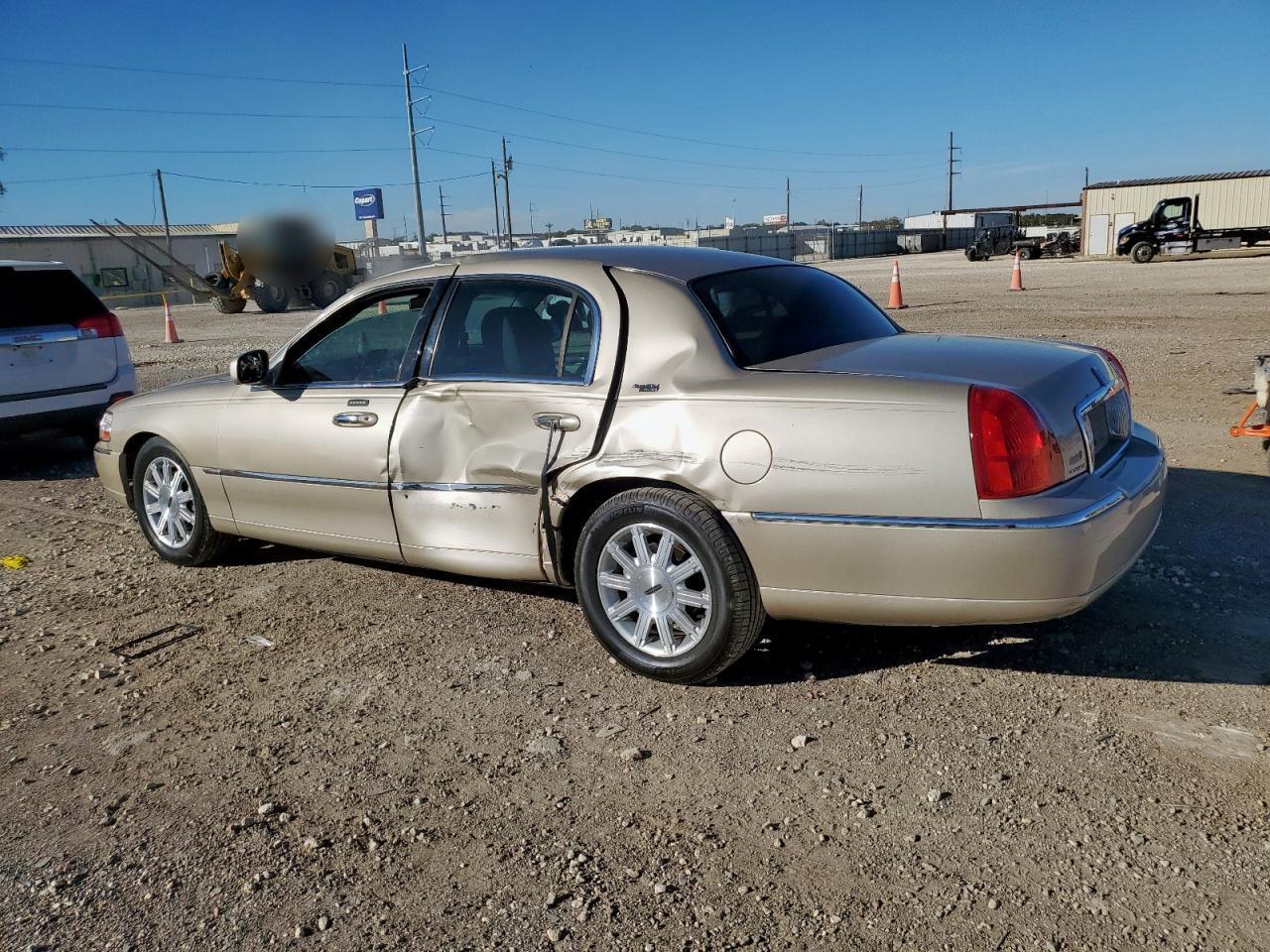 2011 LINCOLN Town Car