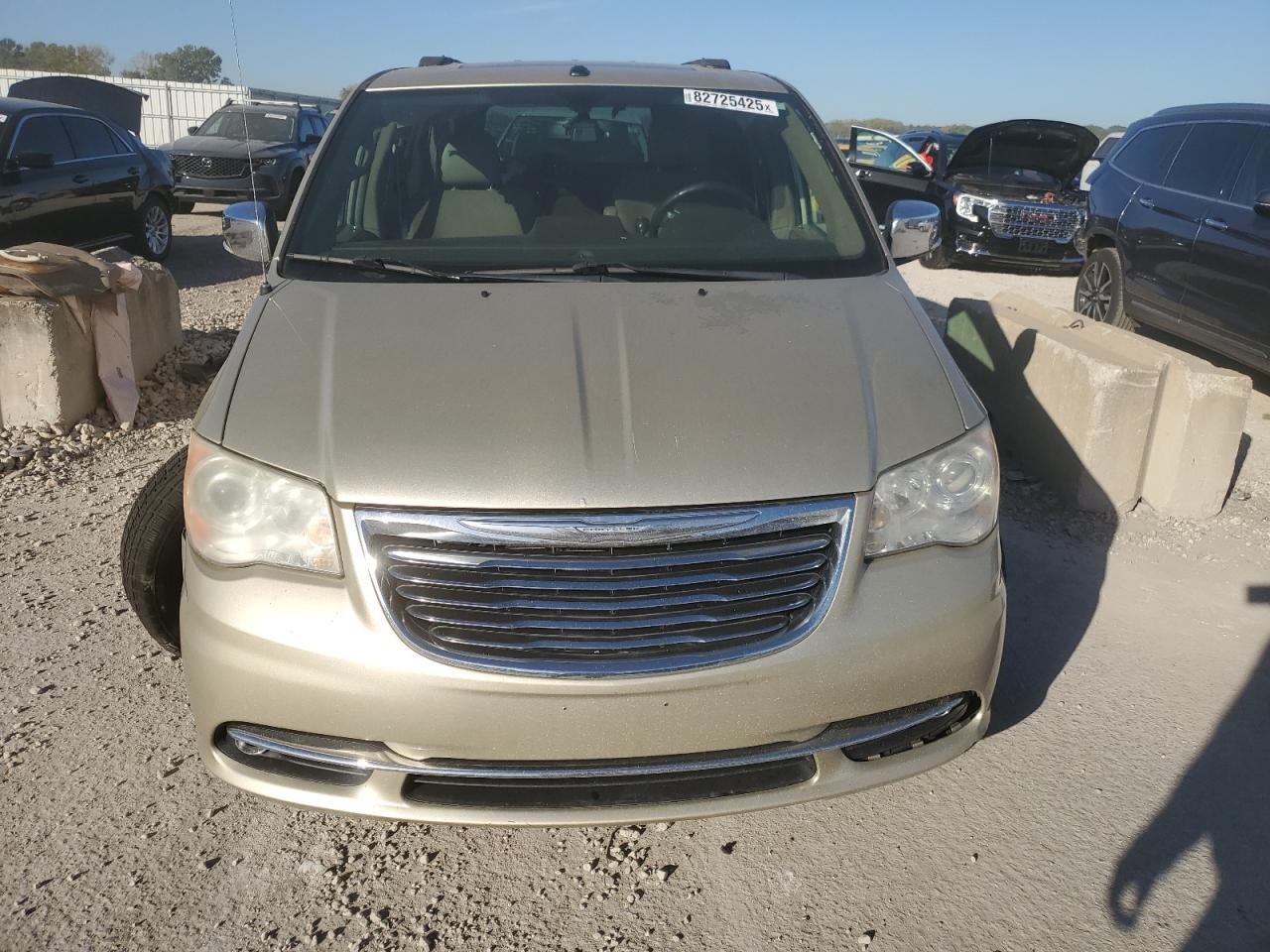 2011 CHRYSLER Town & Country