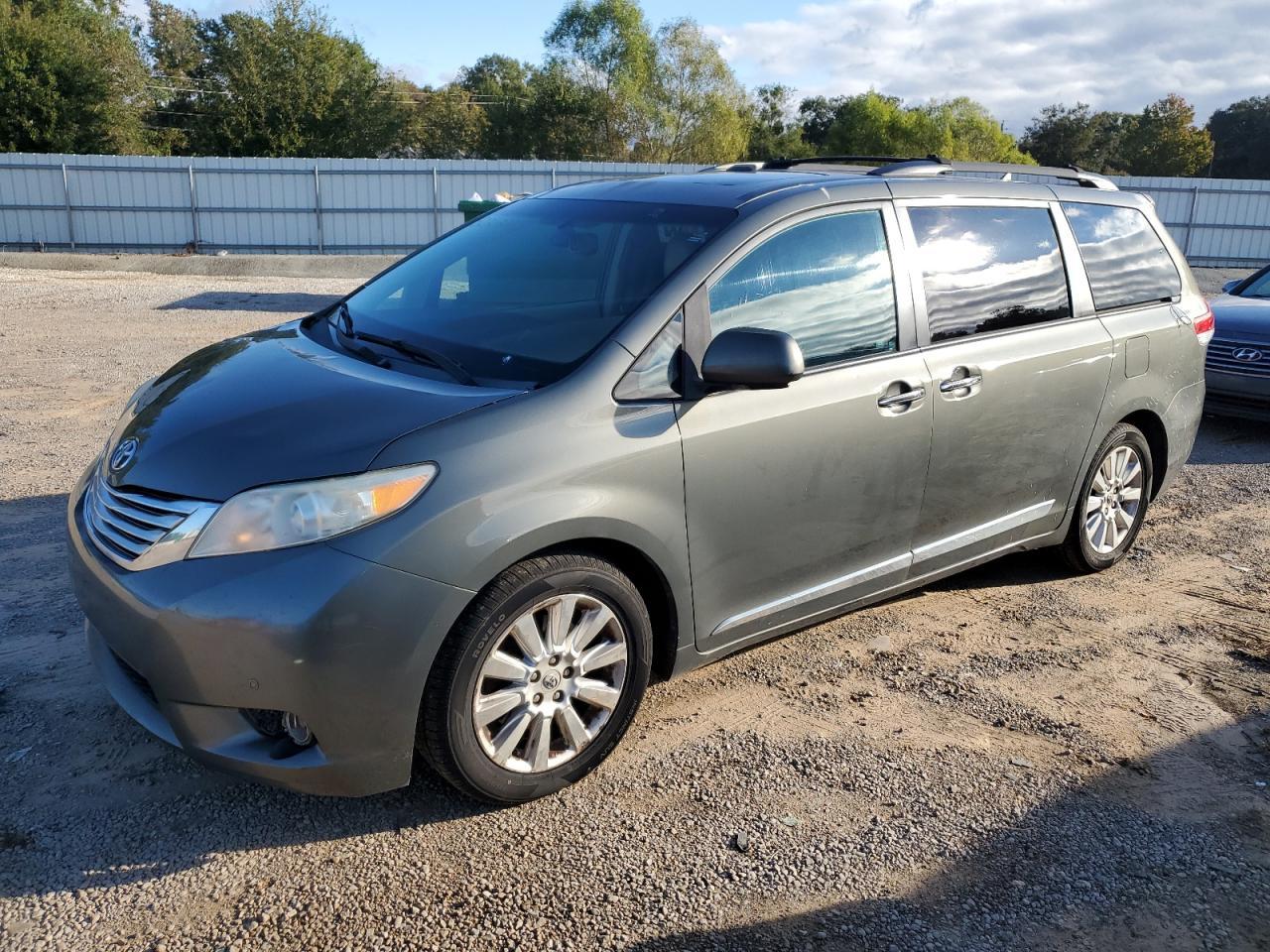 2011 TOYOTA SIENNA