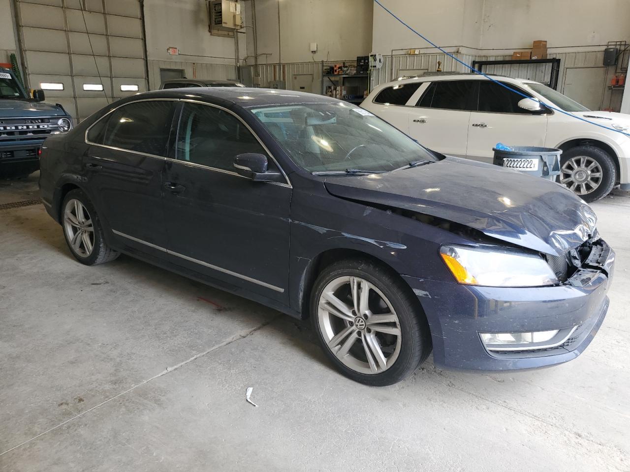 2013 VOLKSWAGEN Passat