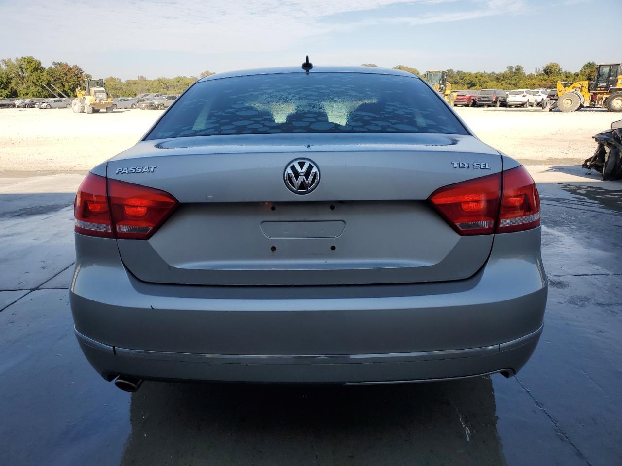 2012 VOLKSWAGEN Passat