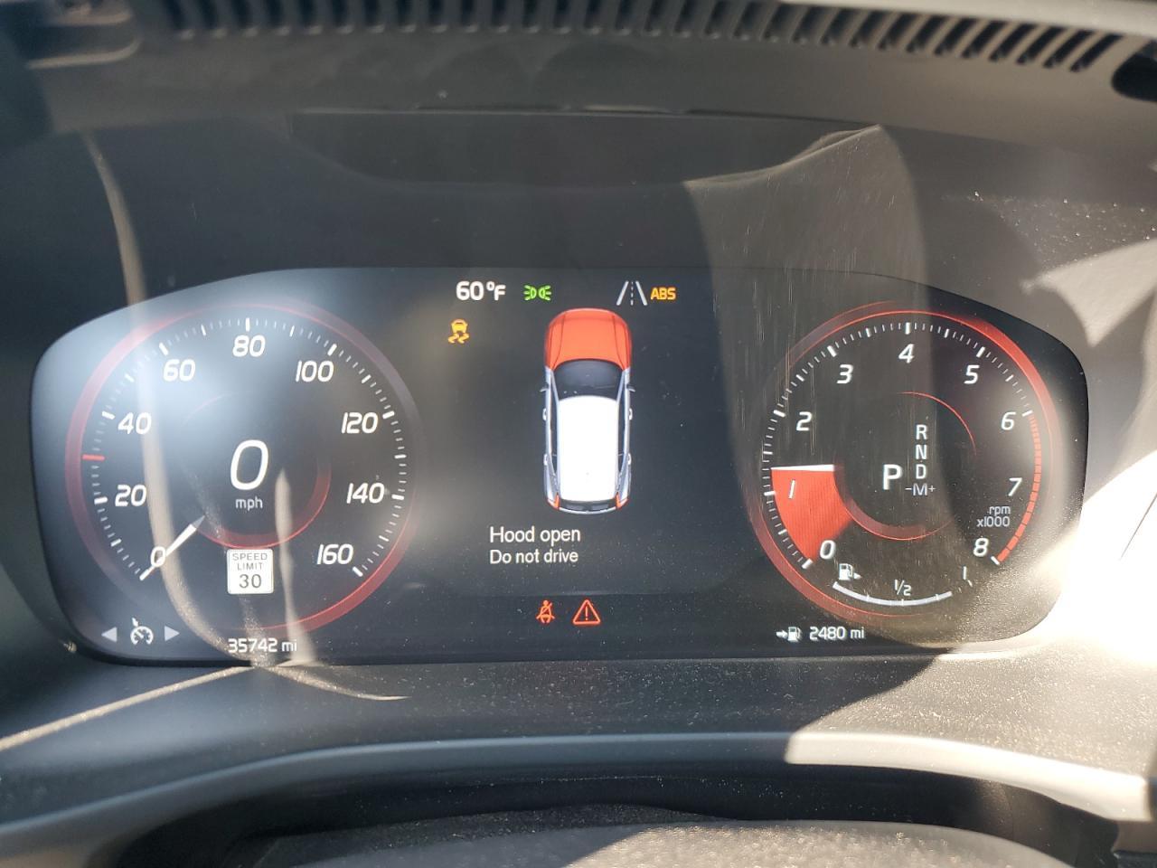 2022 VOLVO XC40