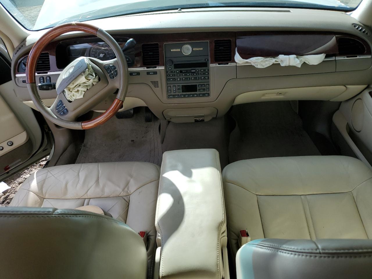 2004 LINCOLN Town Car